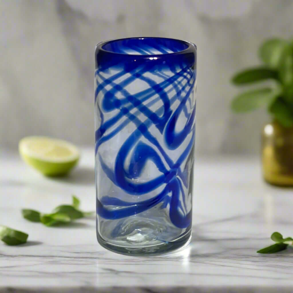Vaso mexicano soplado a mano | Diseño de espiral azul