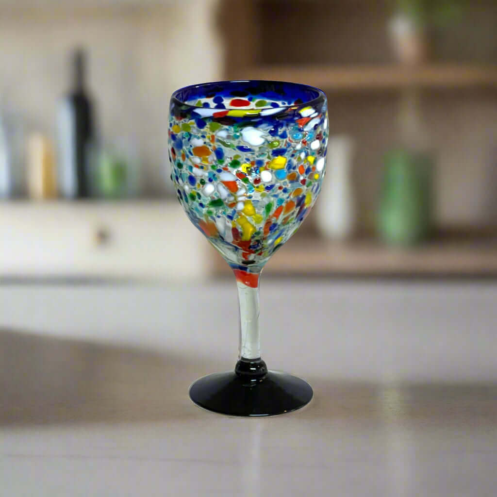 Copas de vino mexicanas sopladas a mano | Diseño de confeti con borde azul