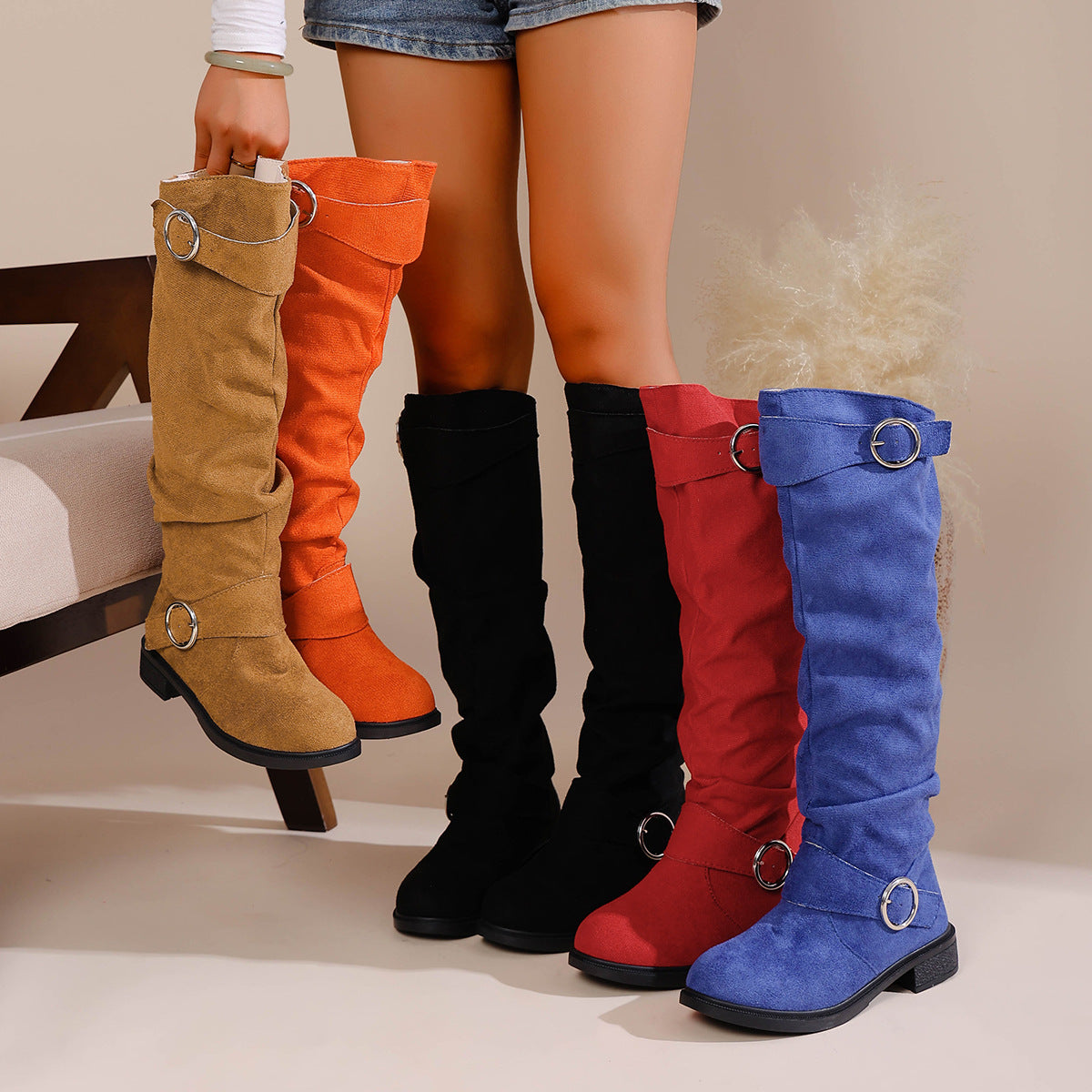 Botas vaqueras occidentales de fondo plano plisadas con hebilla de cinturón