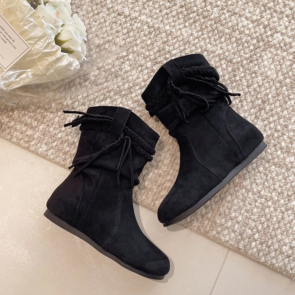 Botas de tacón grueso con flecos de gamuza y puntera redonda