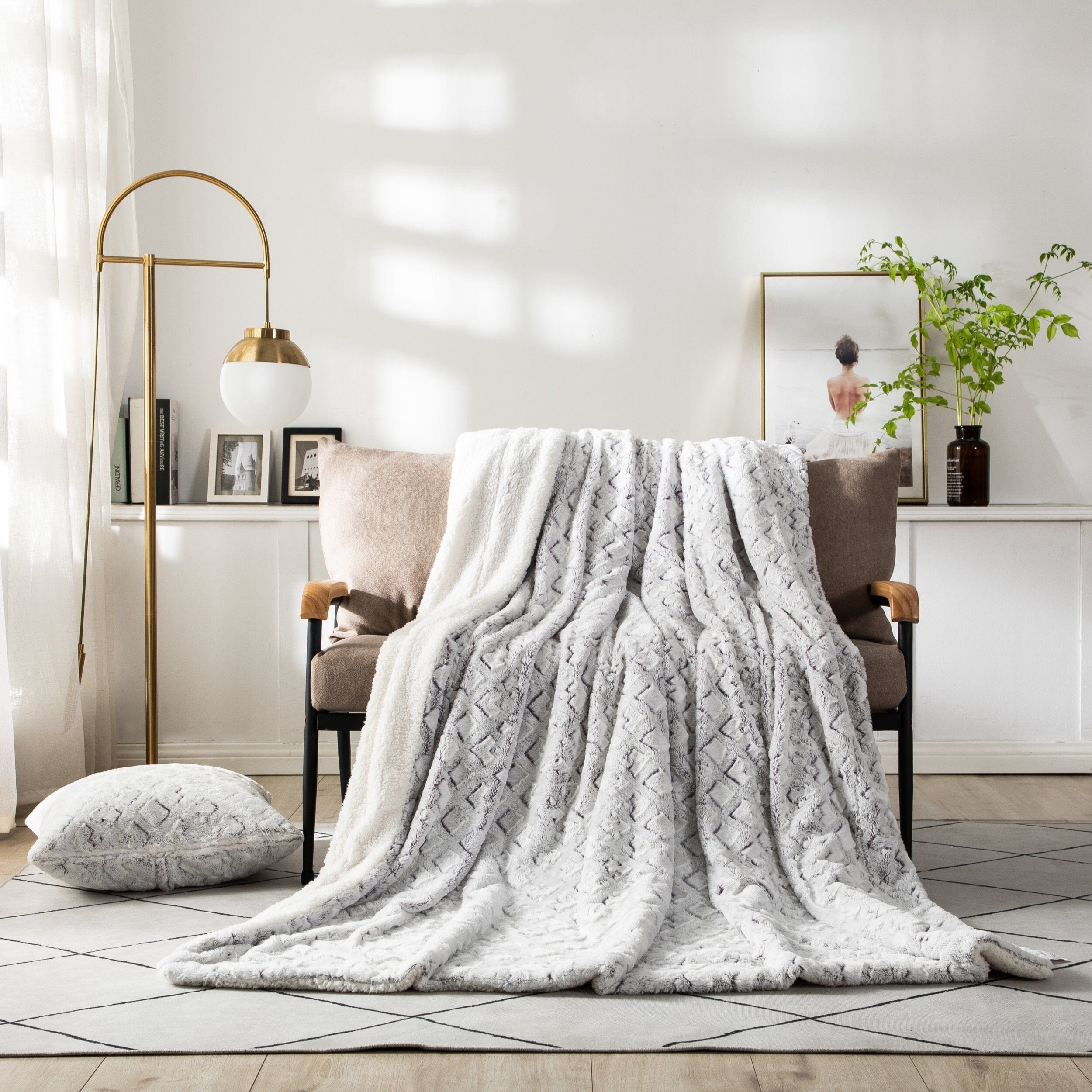 Manta de piel sintética DaDa Bedding Luxury Dreamy Milky White & Purple Sherpa con parte trasera de sherpa (M3395)