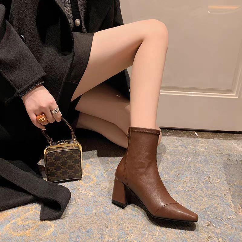 Botas Delgadas de Cuero Suave con Cremallera Trasera y Forro de Terciopelo — Tacones Elegantes