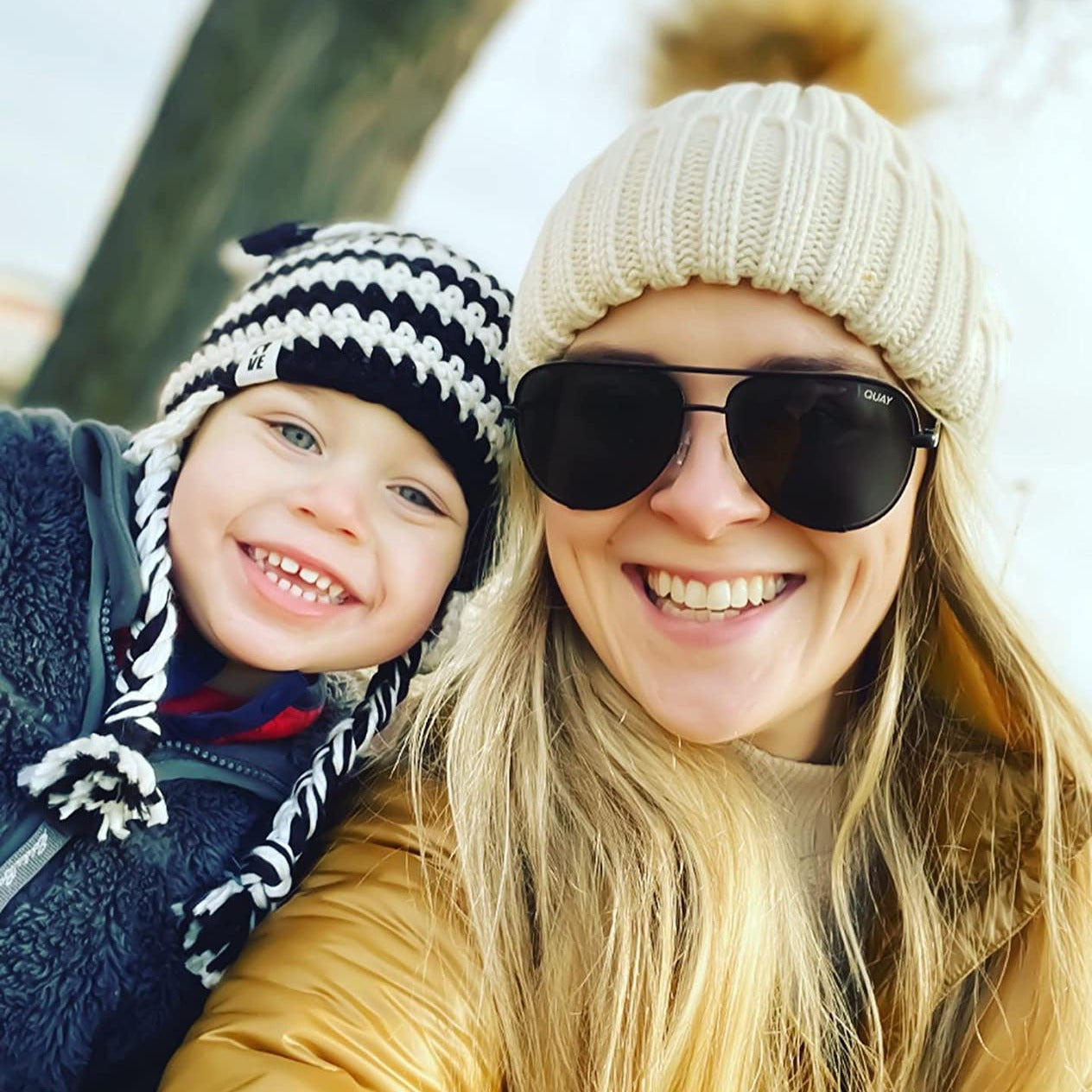 Gorro Suave con Bola Esponjosa — Gorro de Invierno Cálido de Punto con Pompón
