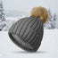 Gorro Suave con Bola Esponjosa — Gorro de Invierno Cálido de Punto con Pompón