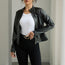 Blazer de cuero sintético para mujer de color liso con cuello alto y manga larga