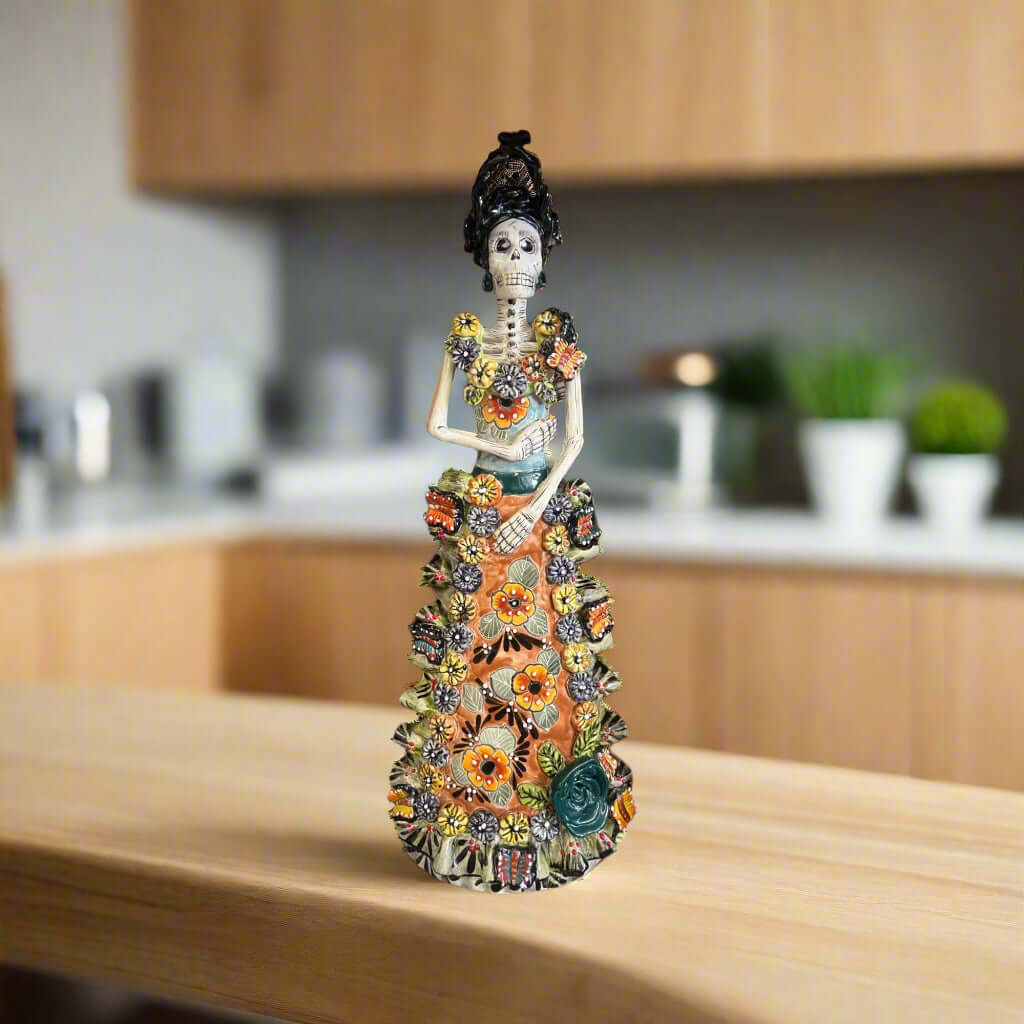 Figura de Catrina del Día de Muertos de Talavera | Peinado recogido con vestido vibrante