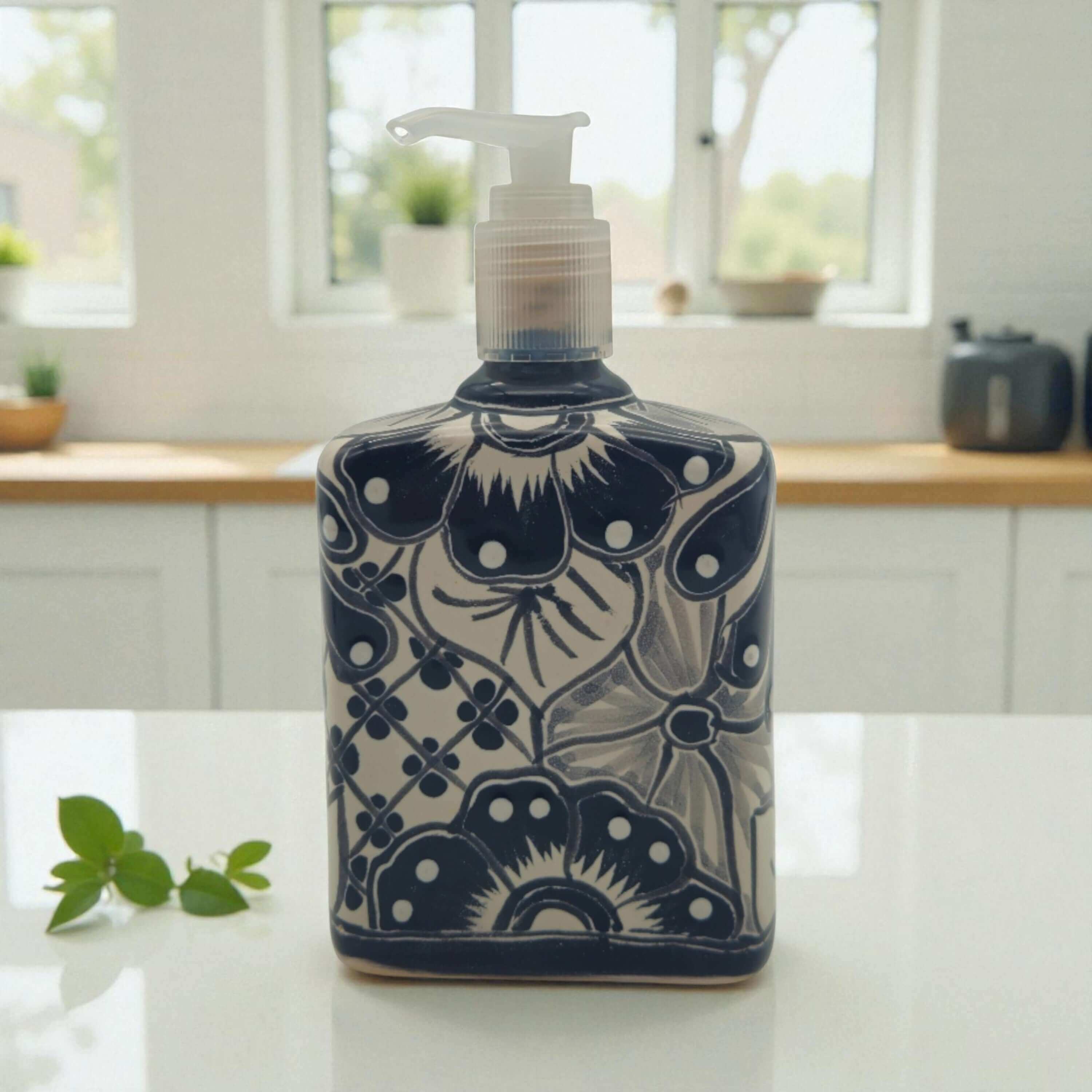 Dosificador de jabón de Talavera blanco y negro | Dispensador de cerámica floral