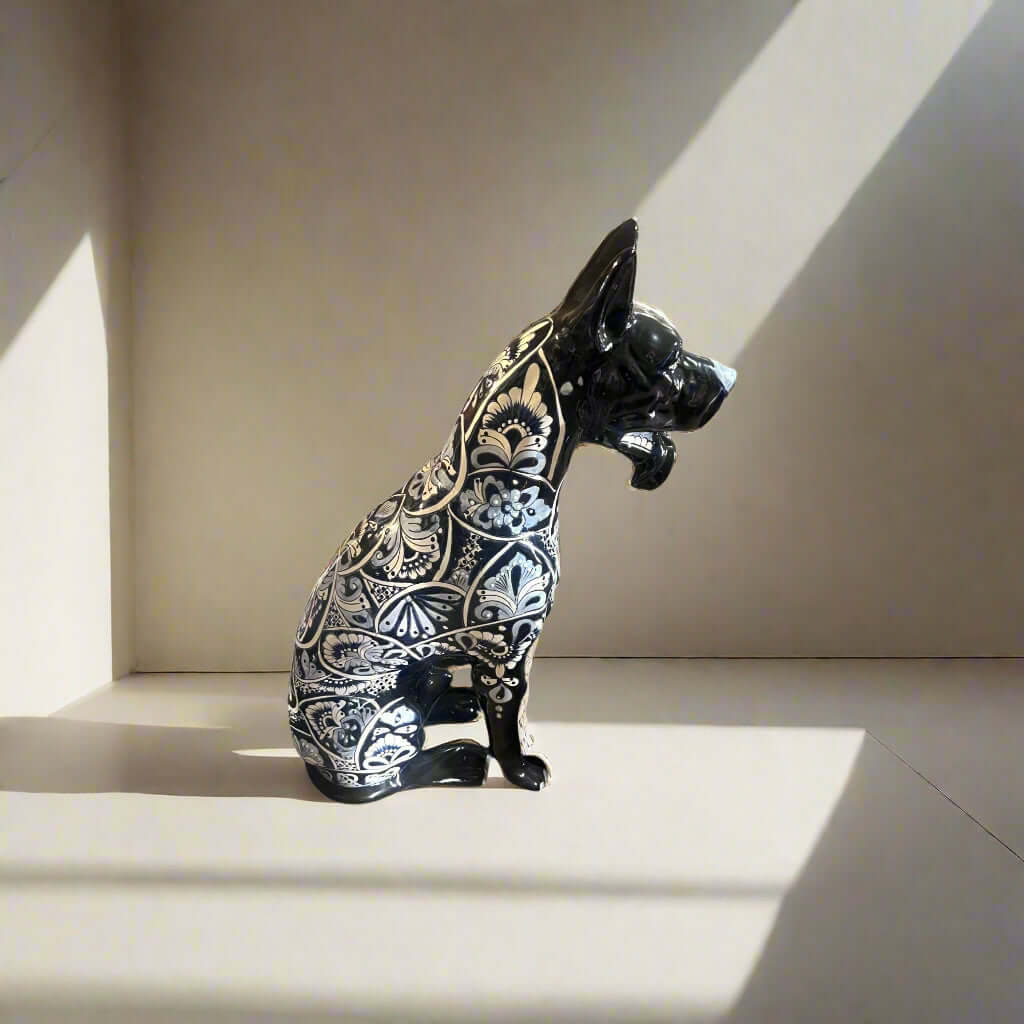 Estatua de perro de talavera azul y blanca | Arte de cerámica hecho a mano