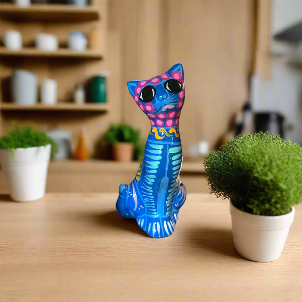 Estatua de gato de Guerrero pintada a mano | Figura de cerámica mexicana colorida (mediana)