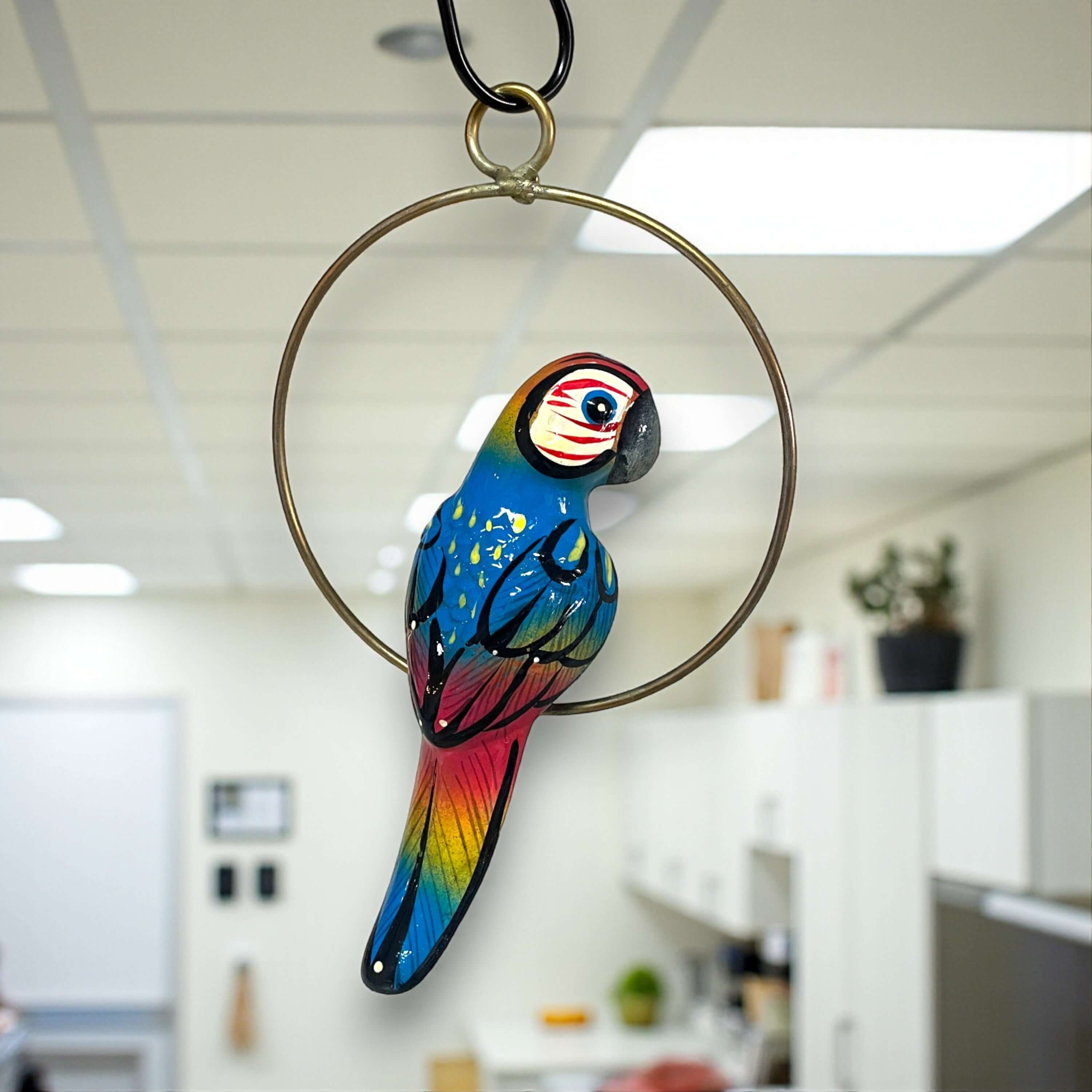 Loro de Talavera Vibrante Miniatura | Adorno Colgante Pintado a Mano