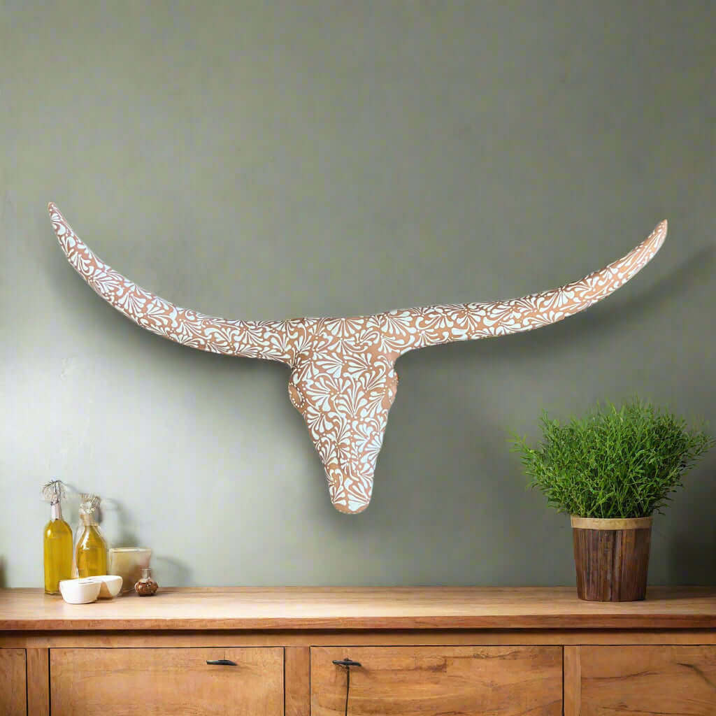 Arte de Pared de Cuerno Largo de Terracota | Cráneo de Toro Mexicano Pintado a Mano