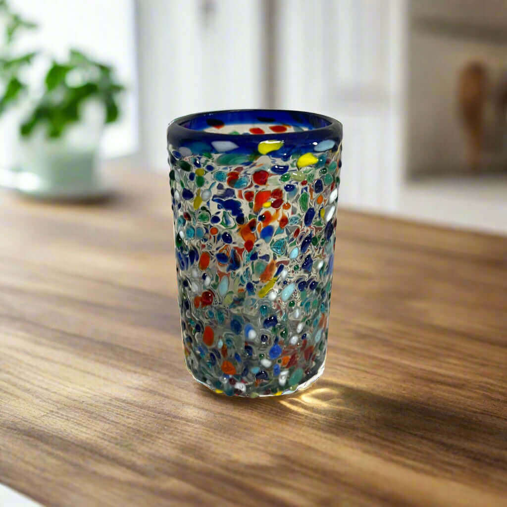 Vaso mexicano soplado a mano con borde azul y vidrio veteado Confetti
