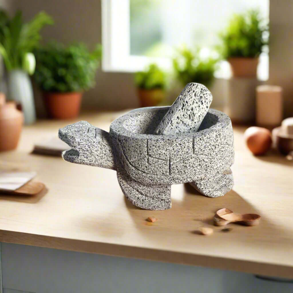 Mortero y majadero de piedra con tortuga marina | Molcajete artesanal