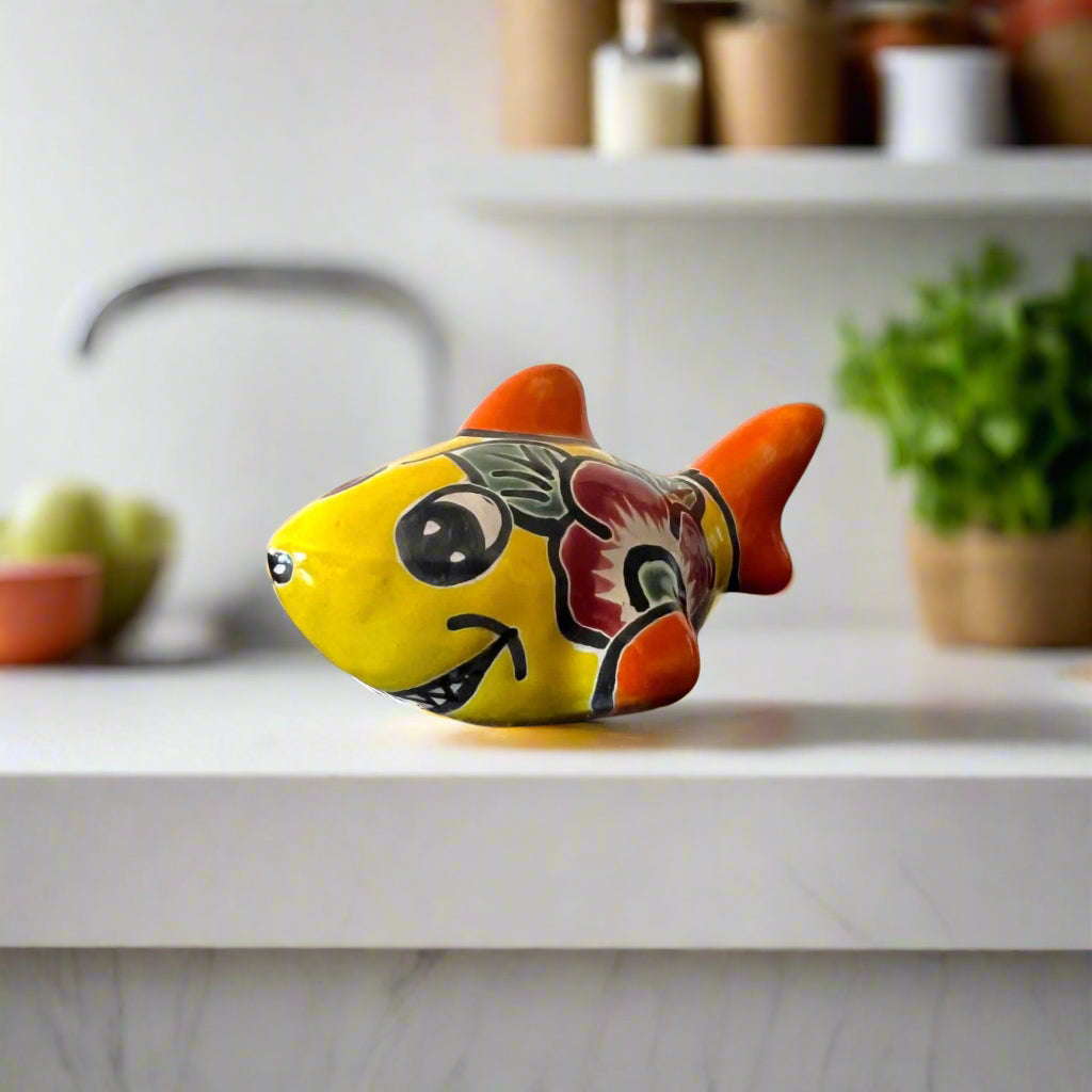 Figura de tiburón de Talavera colorida | Decoración de cerámica mexicana artesanal