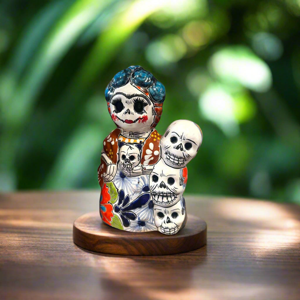 Estatua de Frida en Talavera hecha a mano | Decoración colorida de calavera para el Día de Muertos
