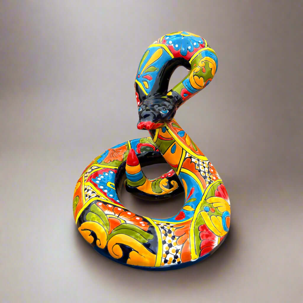 Estatua de serpiente de Talavera | Serpiente de cascabel mexicana artesanal multicolor