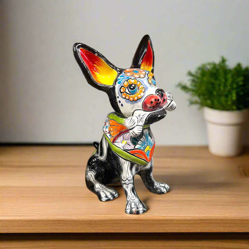 Figura de perro de Talavera Chihuahua sujetando un hueso | Día de Muertos
