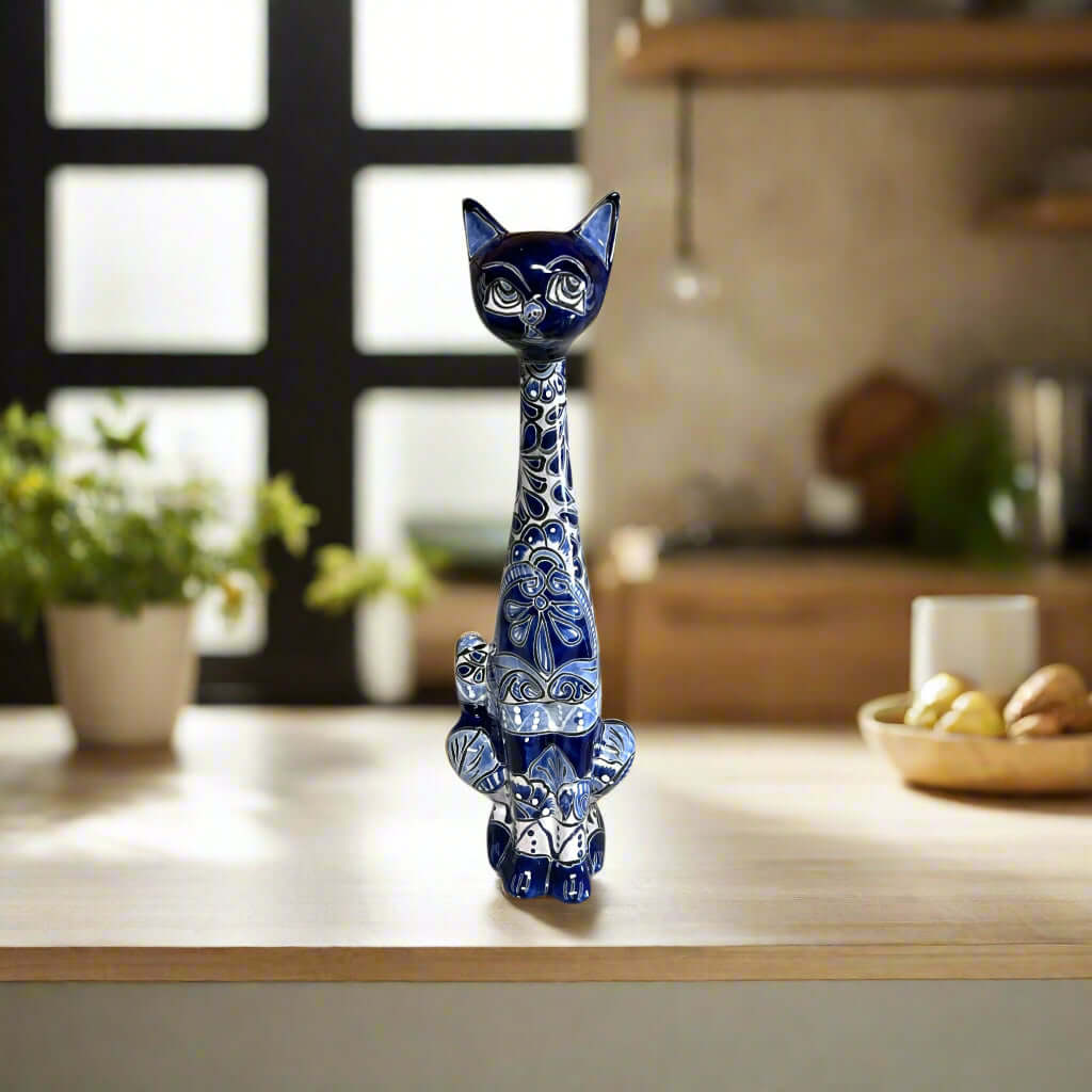 Estatua de gato Talavera alta | Figura de cerámica azul y blanca hecha a mano